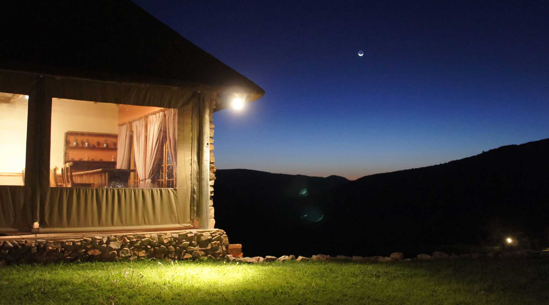Luxurious thatched lodge and lapa areas ensure relaxed entertainment